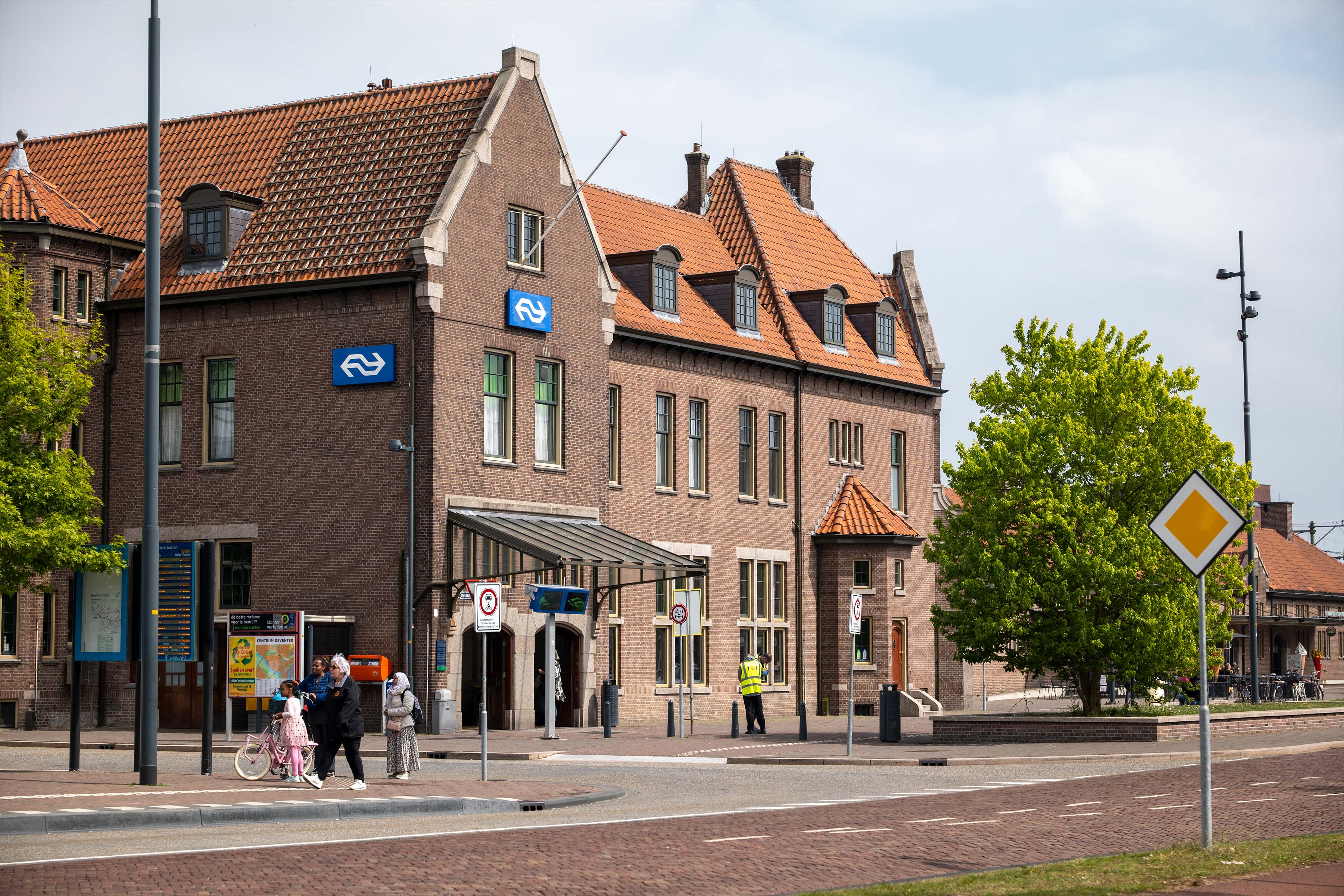 Deventer Central Station martijn around the world