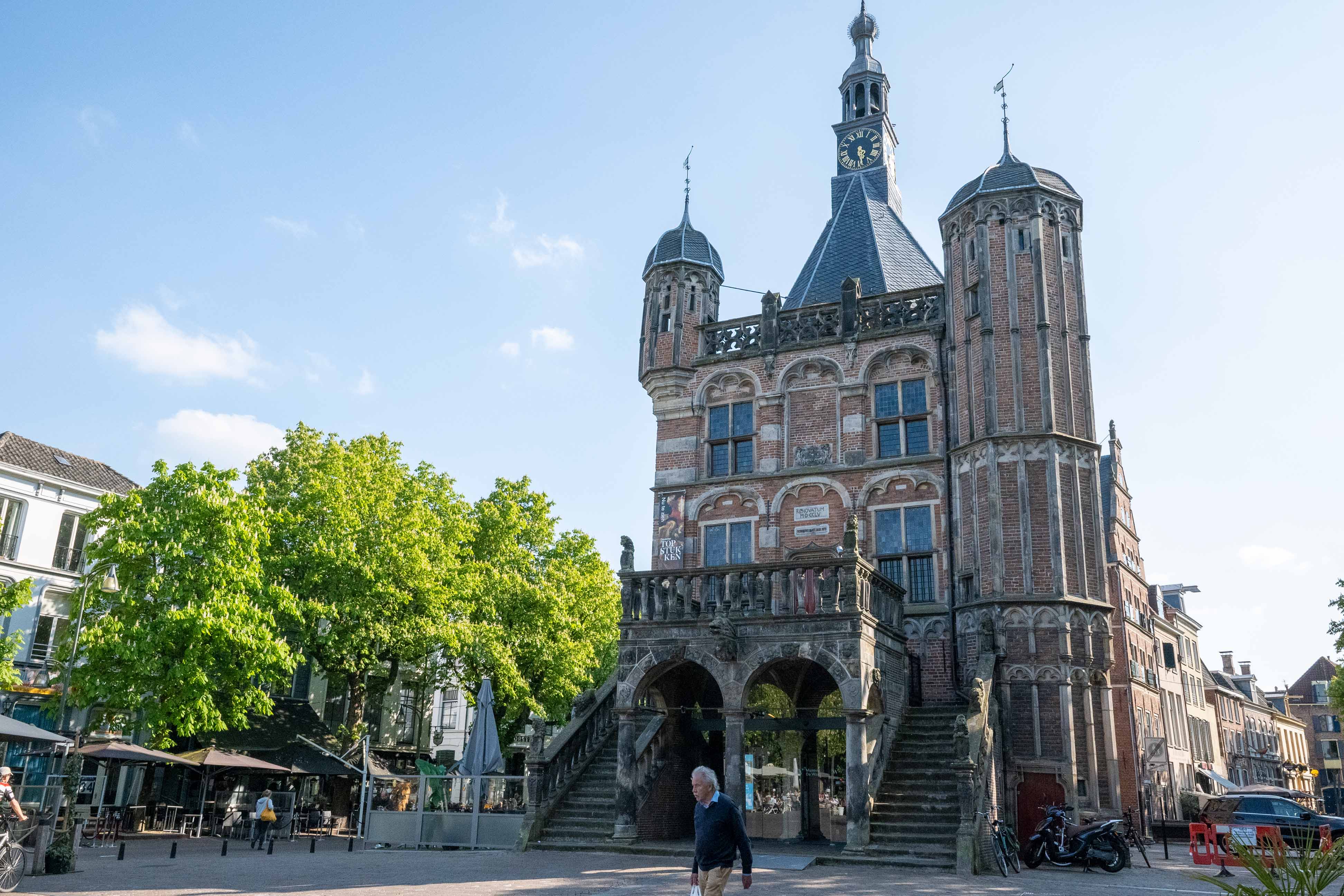 Located in the oldest weighing building that was built as such in the Netherlands. It is truly an icon in Deventer and you will find it on the town square de Brink.  This is really the stage for the art collection from Deventer.